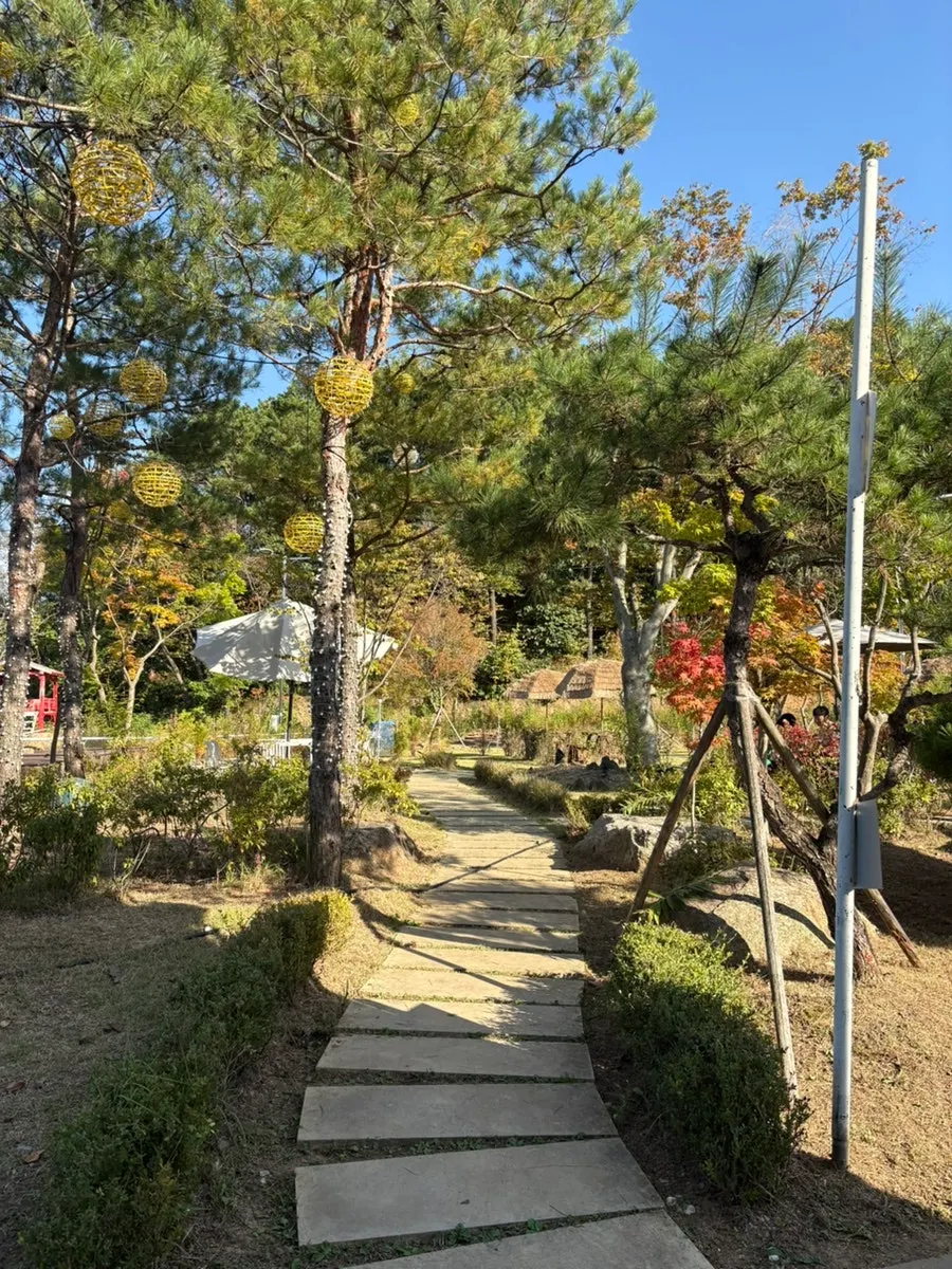 온더레일 기찻길 옆 야외 풍경
