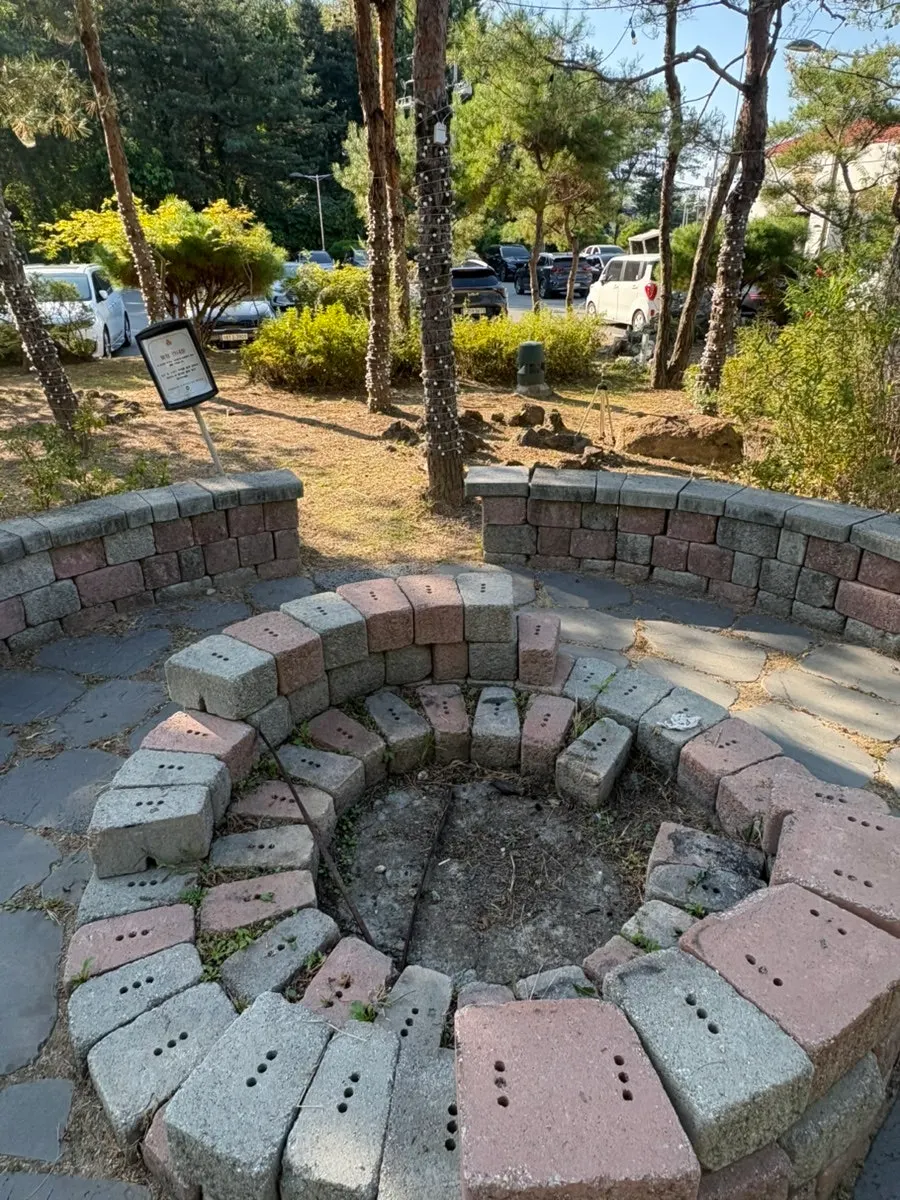 조명 켜진 온더레일 밤 야외 좌석
