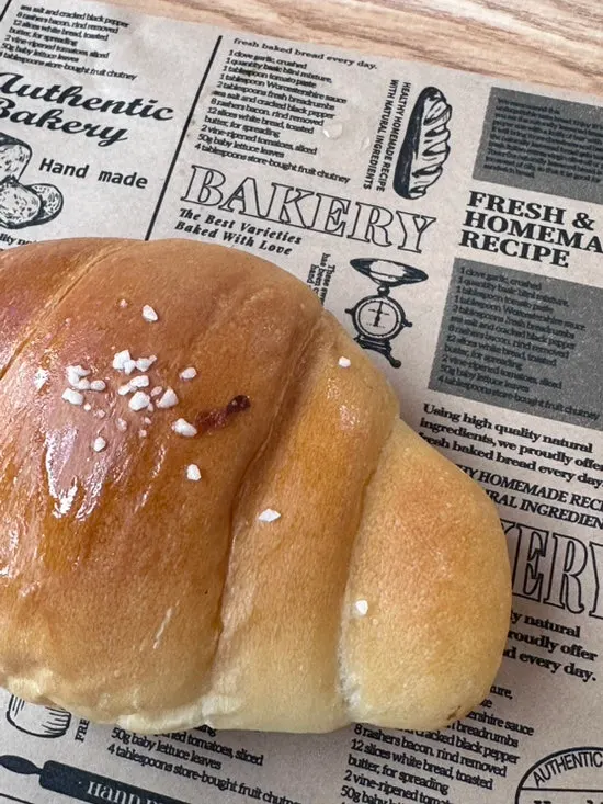 On the Rail's blueberry-filled cake and drinks