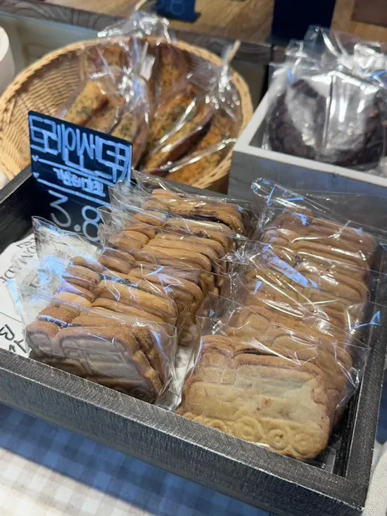 A large alligator-shaped cracker