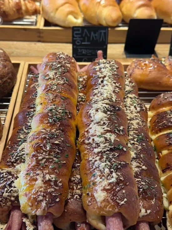 Garlic mont blanc bread resembling garlic bread