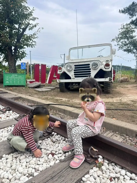 Kids eating snacks at On the Rail's outdoor seating