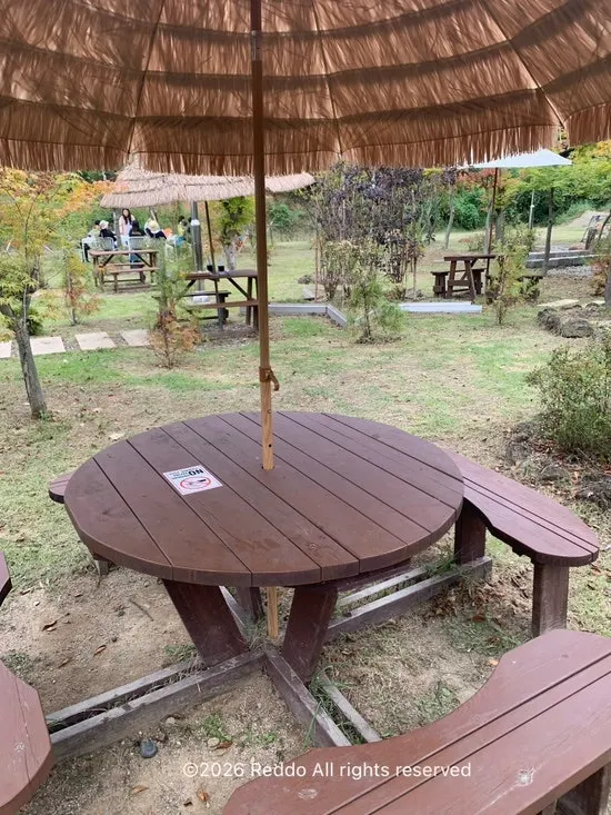 단독 건물인 온더레일 대형카페 외관