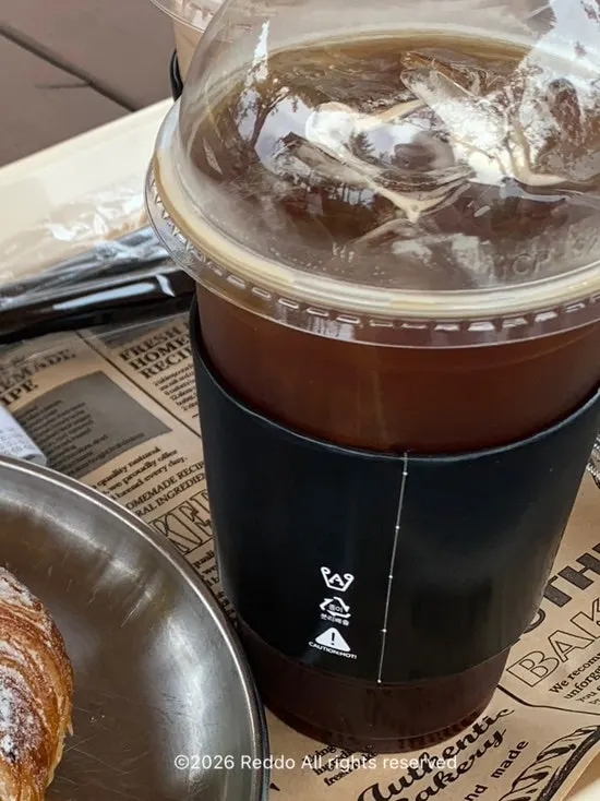 무화과와 블루베리가 올라간 과일크루아상 단면