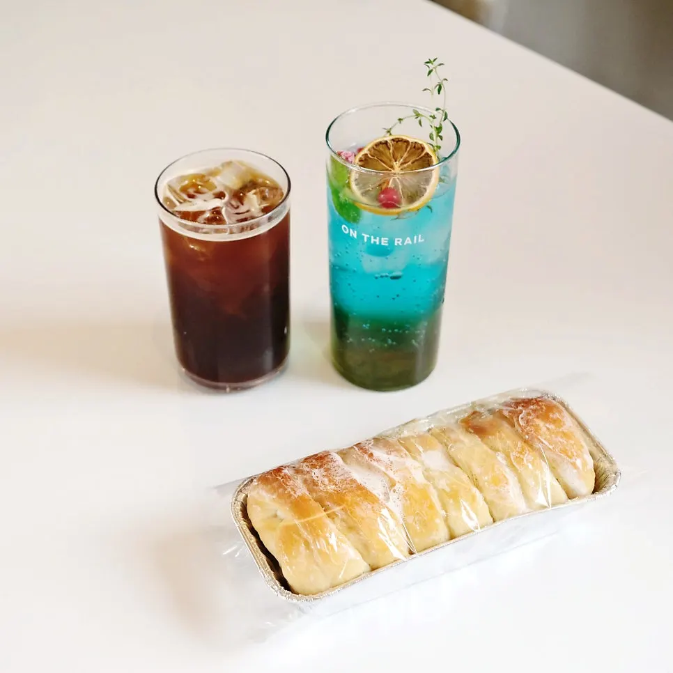 Iced americano, green grape ade, and train bread