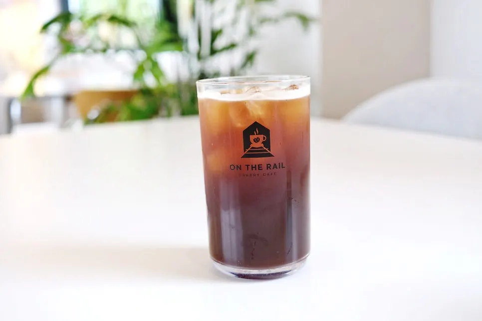 A glass of iced americano at On the Rail