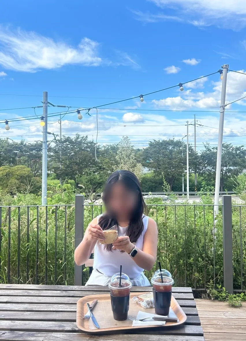 On the Rail café sitting right beside the train tracks