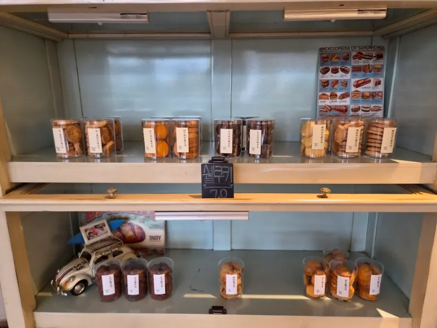 Sangtu-gwaja and other desserts on display