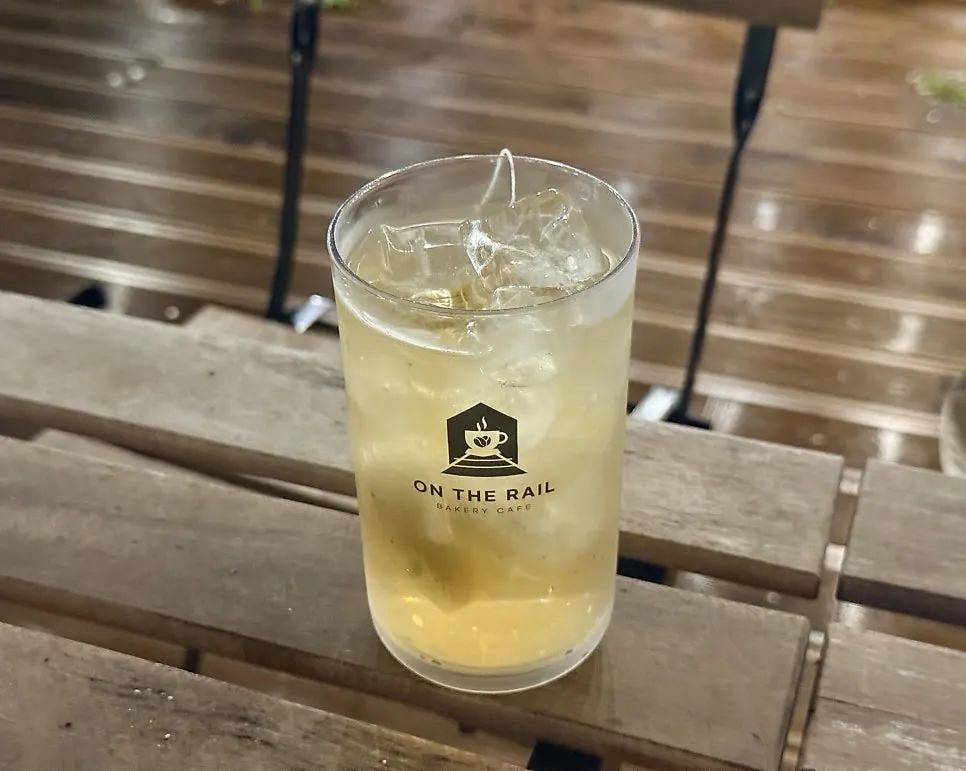 Caléndula helada y dos bebidas calientes de On the Rail