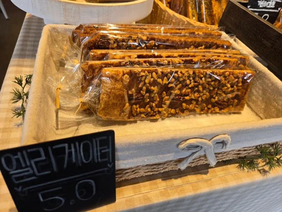 온더레일 진열된 빵 종류