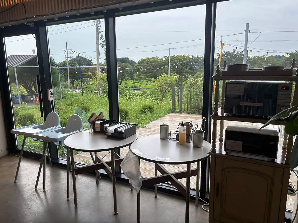 아기의자와 빵 데우는 공간이 있는 실내