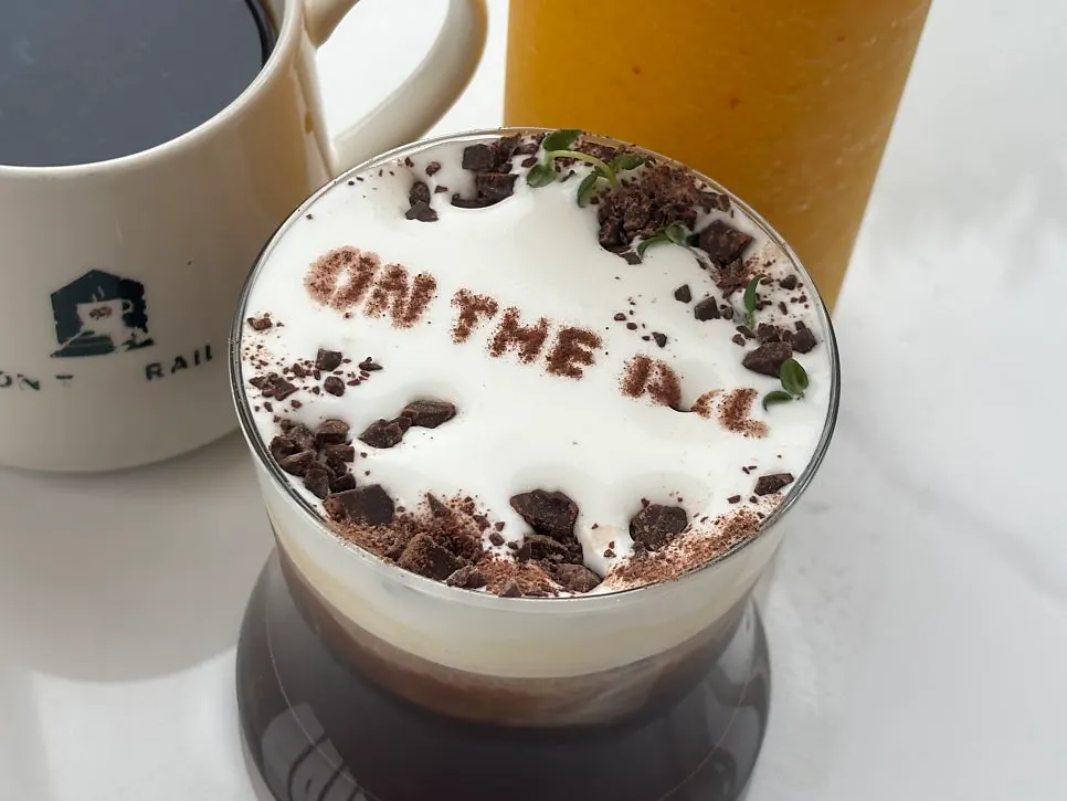 야외 테이블에 놓인 음료와 디저트