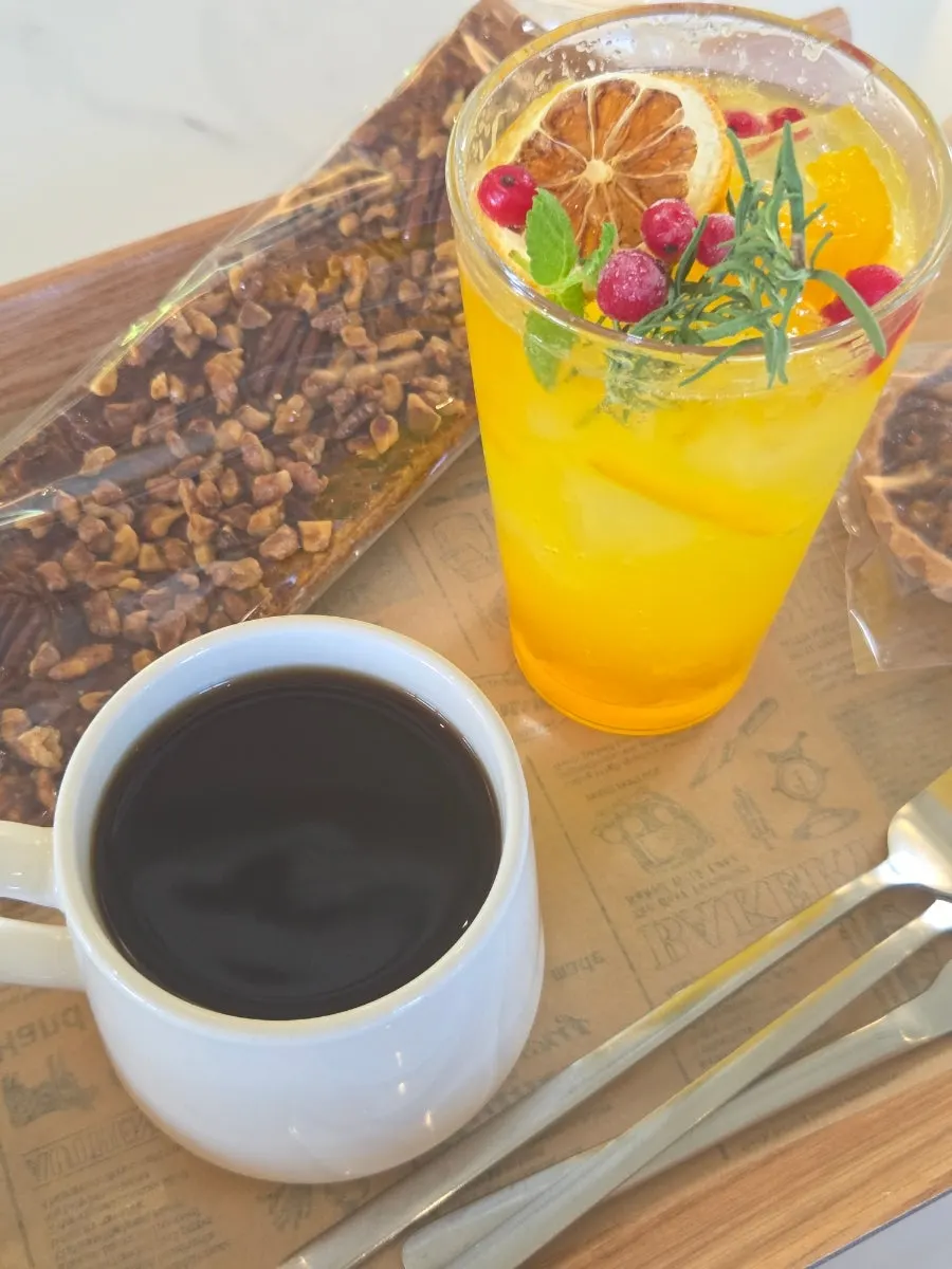 An Americano and a lemonade, two drinks side by side