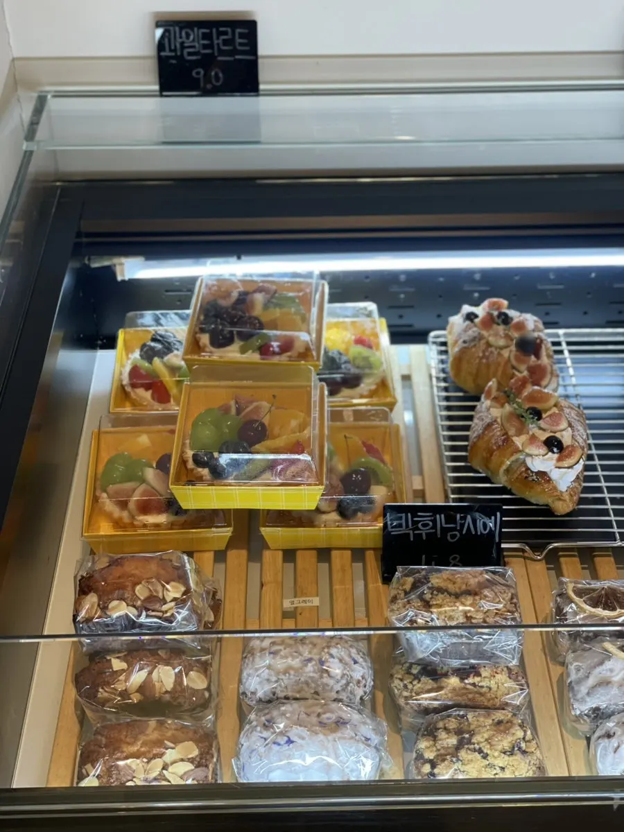 과일이 올라간 디저트 진열대