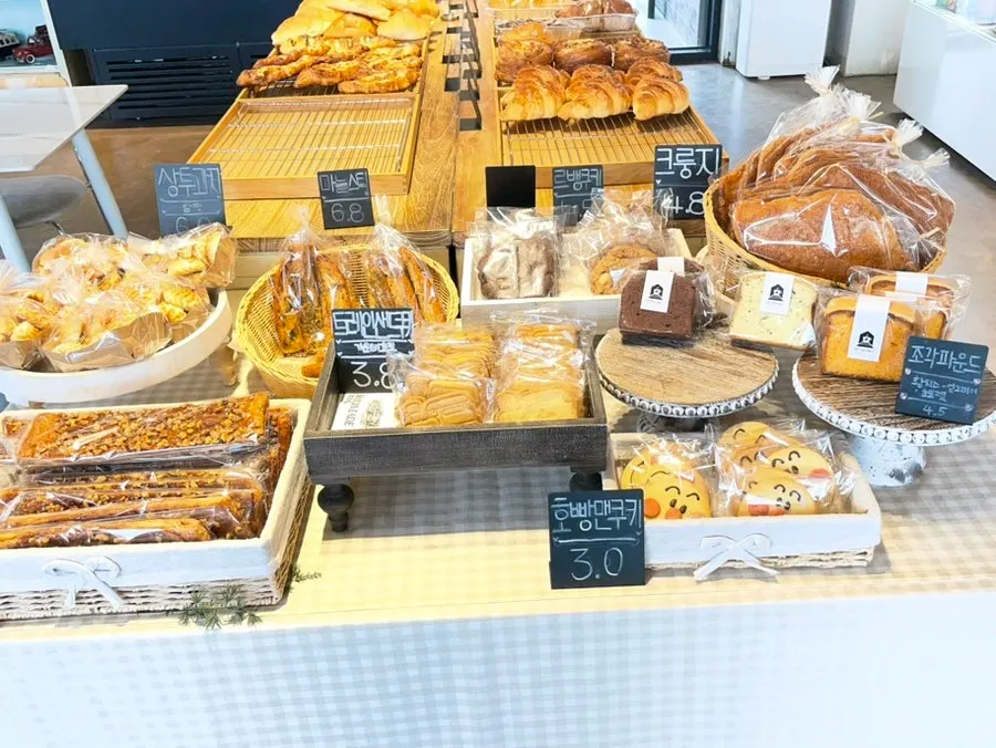 온더레일 베이커리 진열대 전체 모습