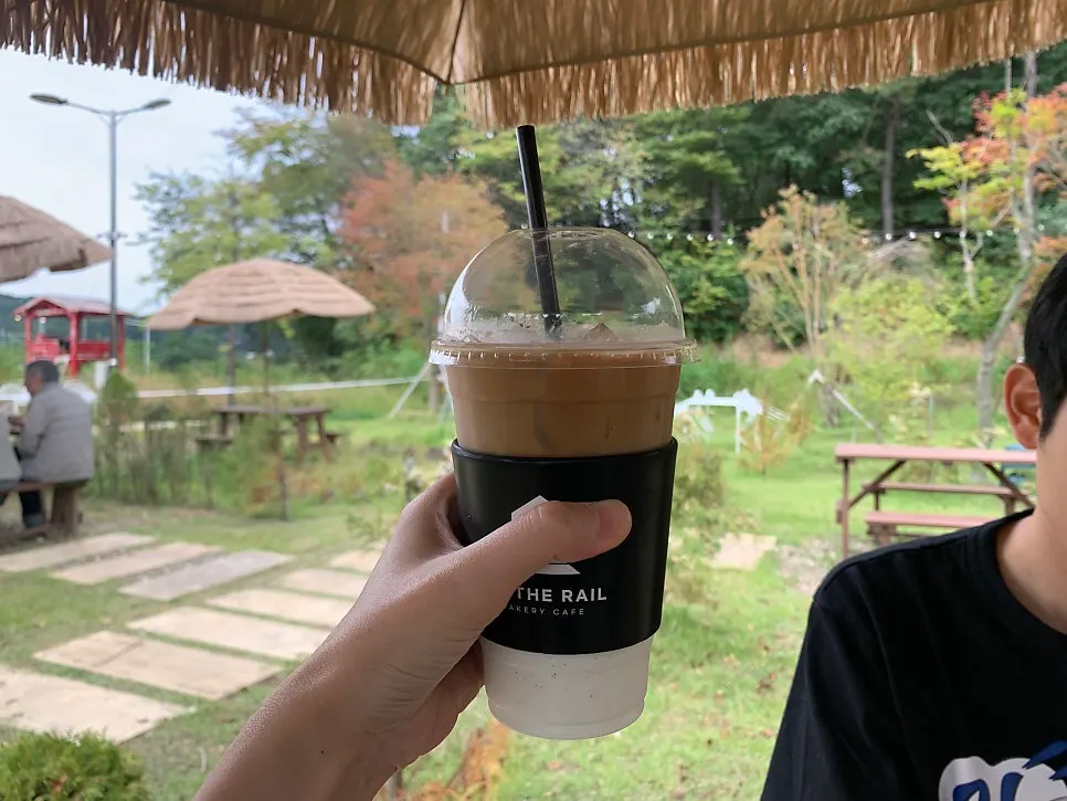 야외에서 즐기는 아이스라떼