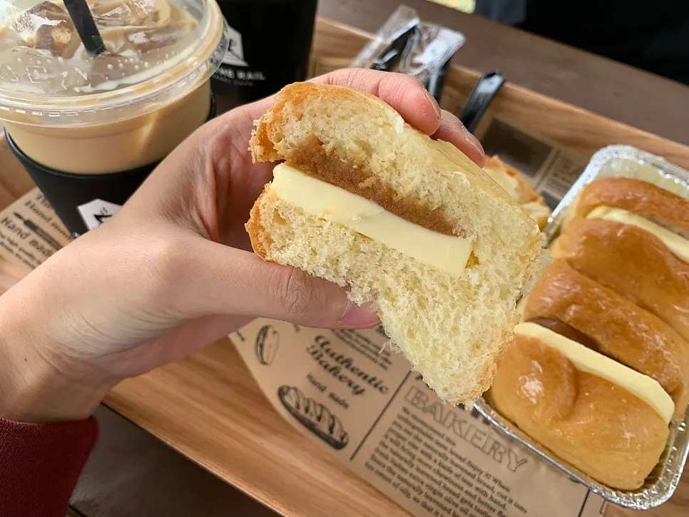 카야잼 버터빵의 퐁신한 빵결