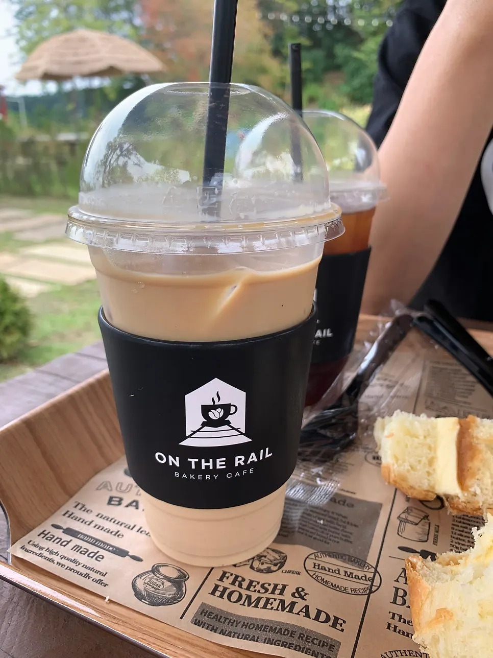 넓은 야외 공간의 온더레일 카페