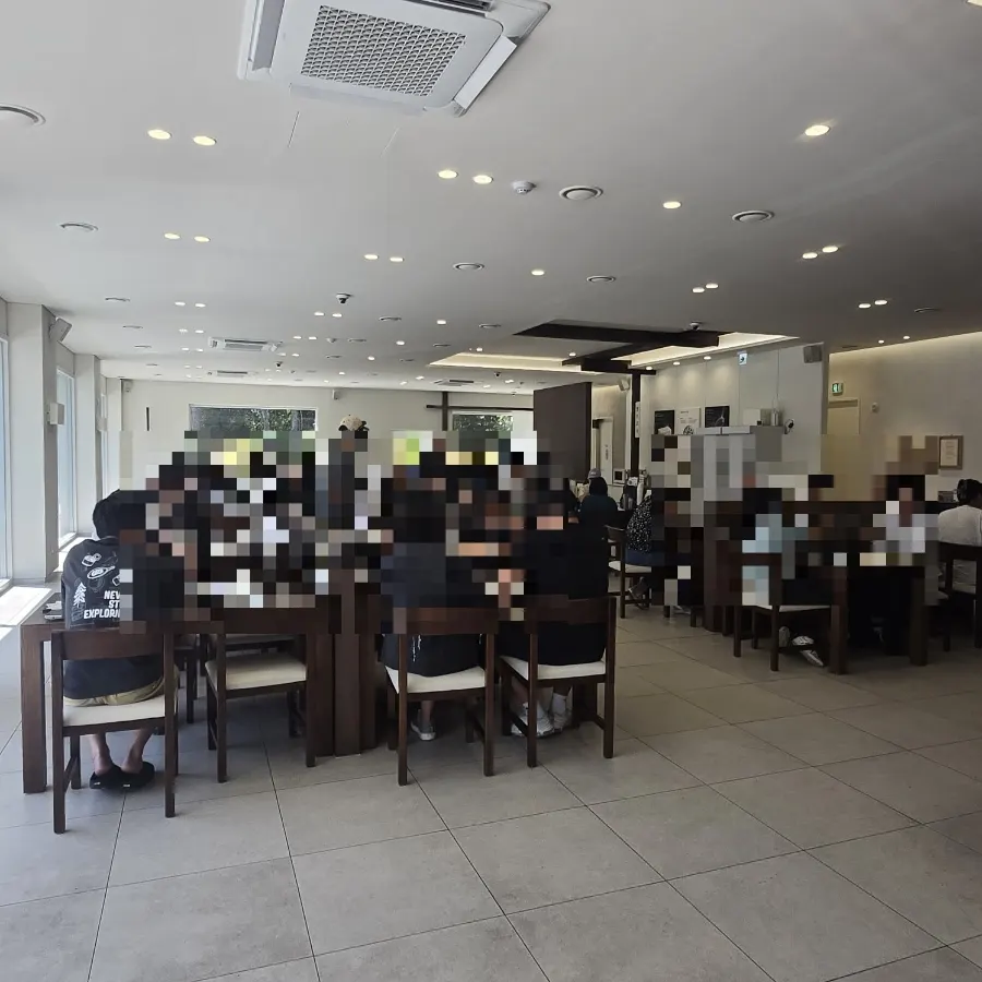 Fully packed dining room during lunch peak hours