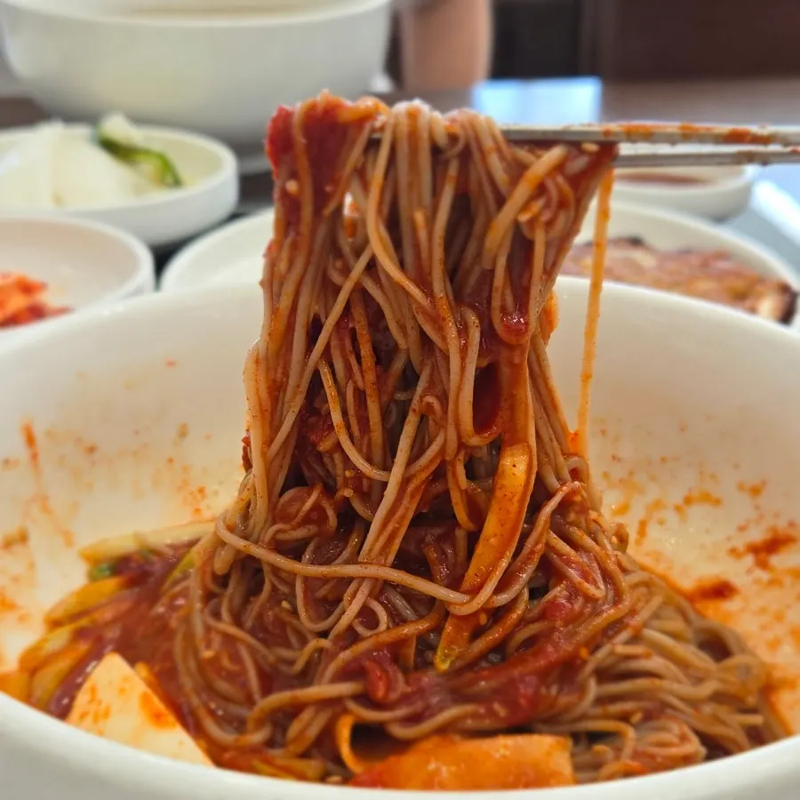 Pyeongyang bibim makguksu with sauce soaked into the noodles