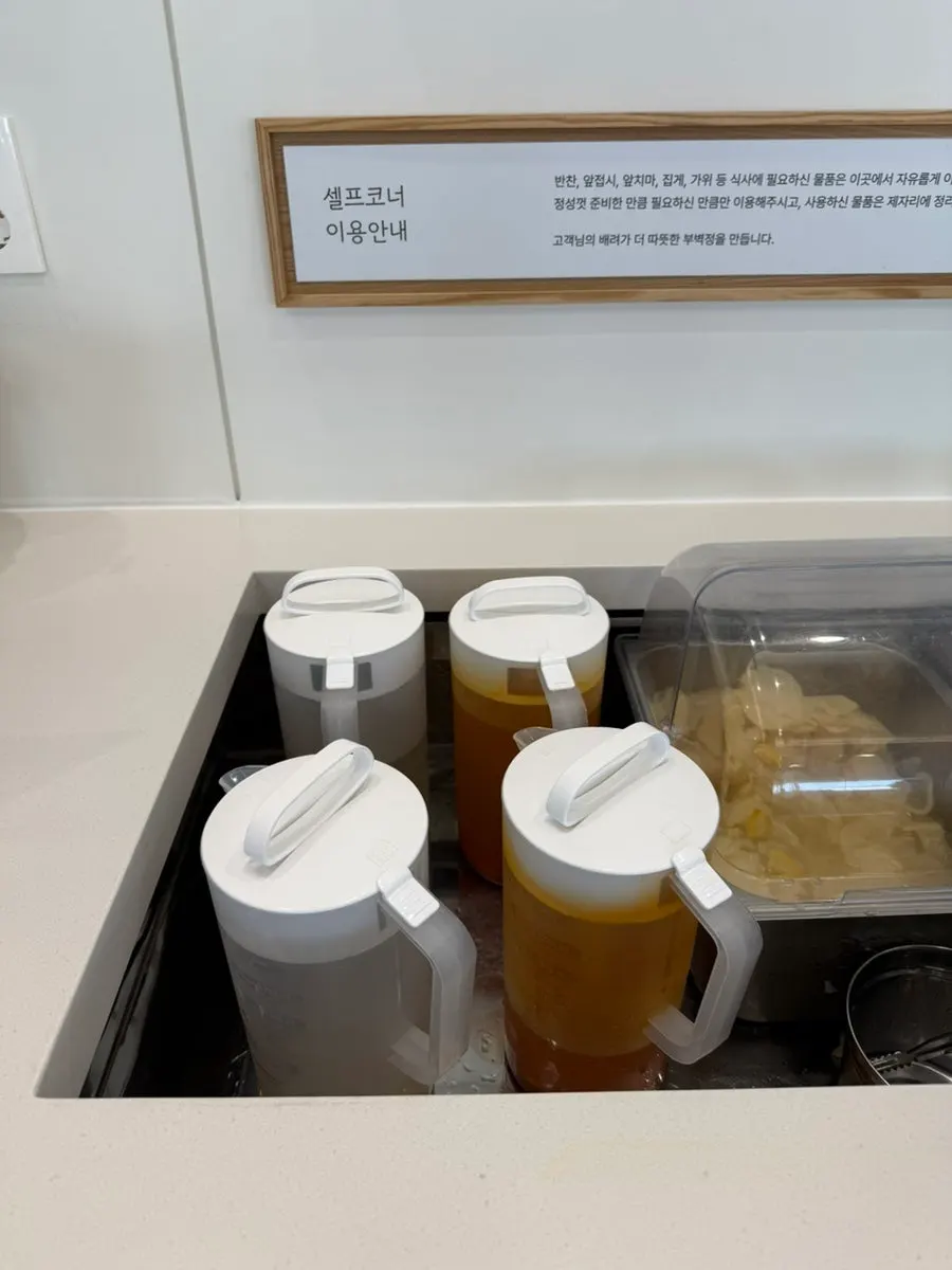 셀프코너에 비치된 유아용 식기류