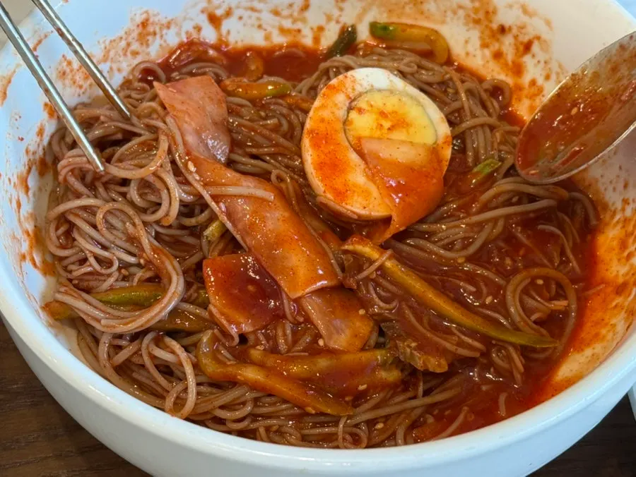 양념을 비벼낸 평양 비빔막국수