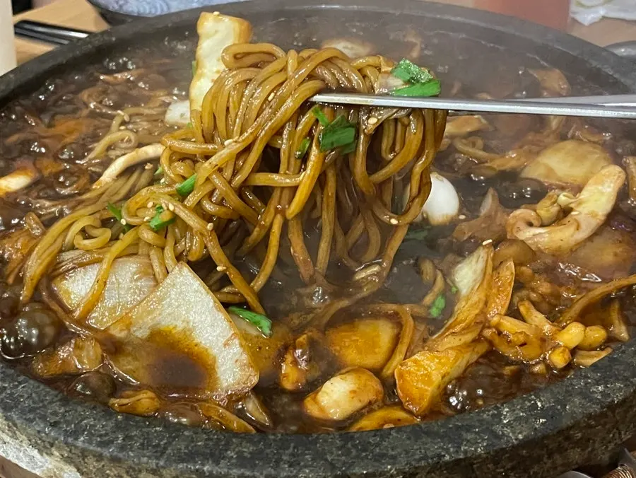 石板チャジャンの麺を混ぜる様子