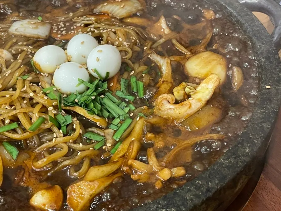 辛味のある石板チャジャンひと箸