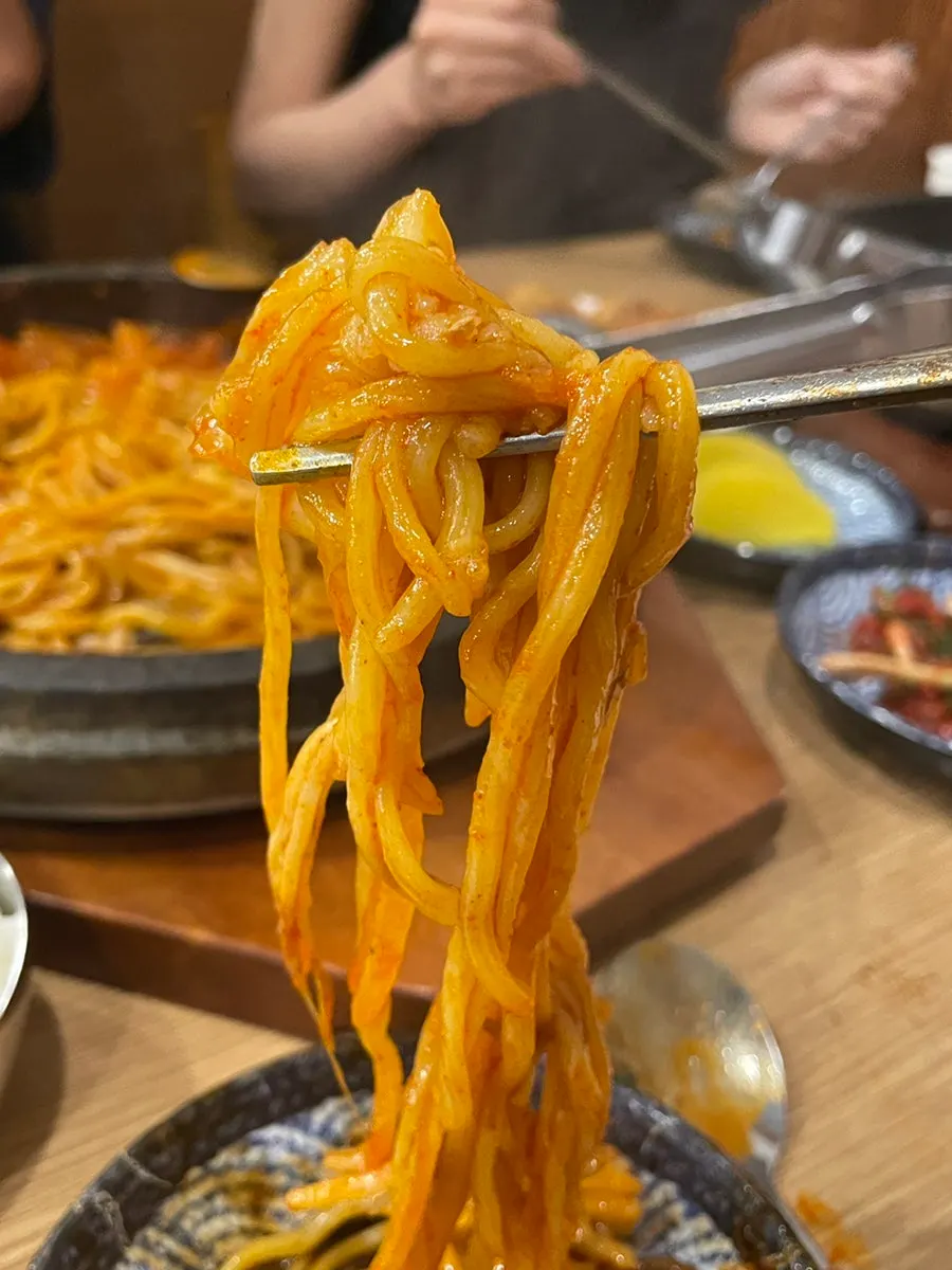 石板チャンポンの麺を持ち上げた様子