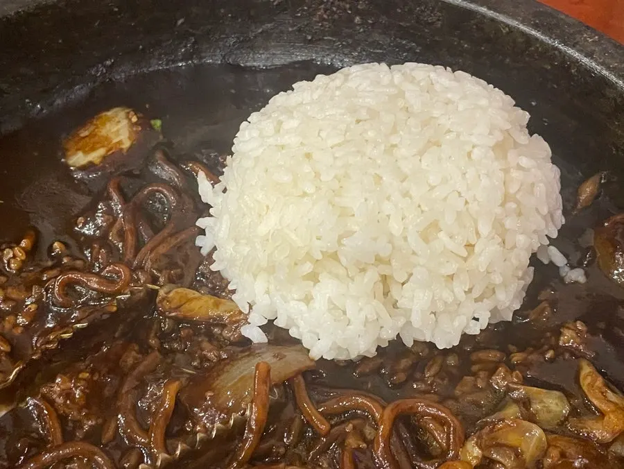 石板チャジャンのソースにご飯を混ぜる様子