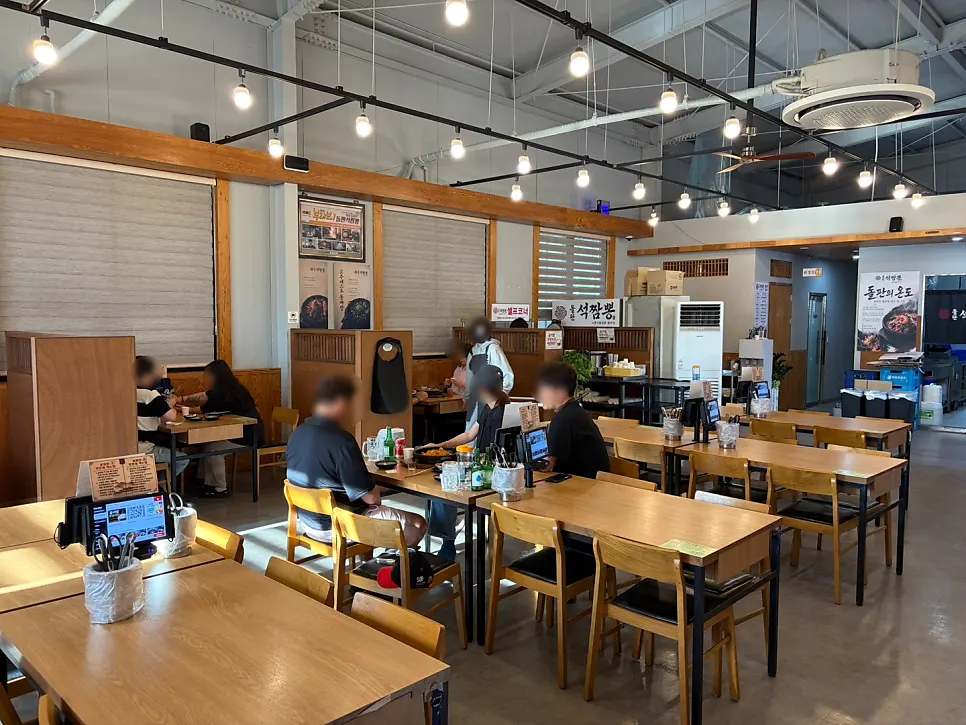 Spacious, clean interior of Dolpanseok Jjamppong Paju Simhaksan Branch