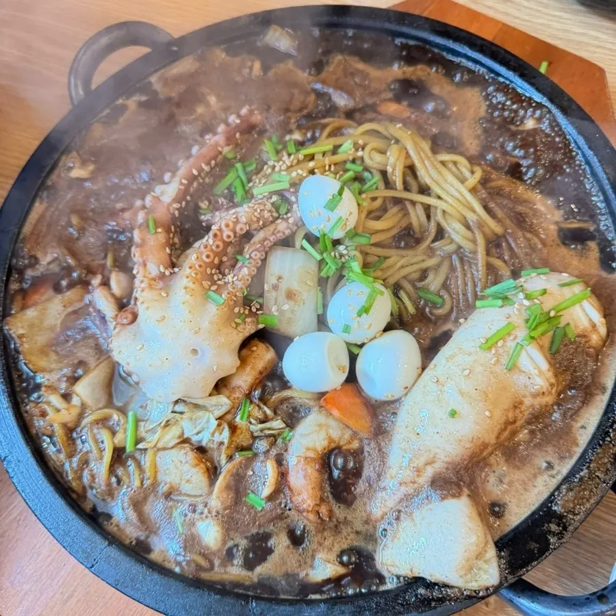 Nurungji stone-plate jajangmyeon bubbling on a hot stone plate