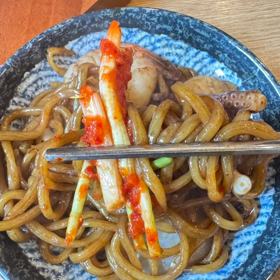 Stone-plate jajangmyeon loaded with plump shrimp and seafood