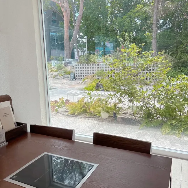 층고 높고 통창이 있는 매장 내부
