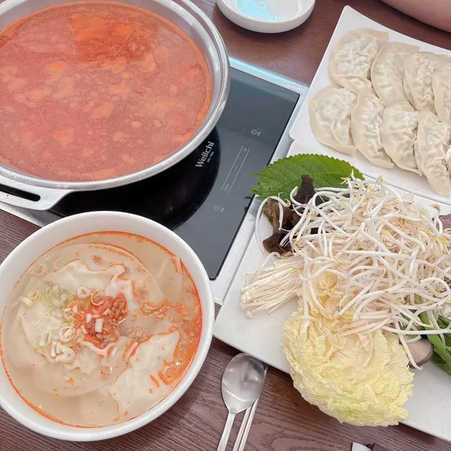 차례로 세팅된 주문 음식