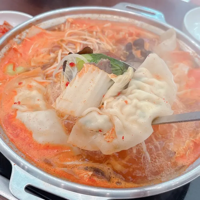 끓고 있는 얼큰 맛 평양만두전골