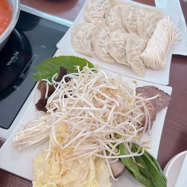 만두와 야채가 어우러진 전골 한 그릇