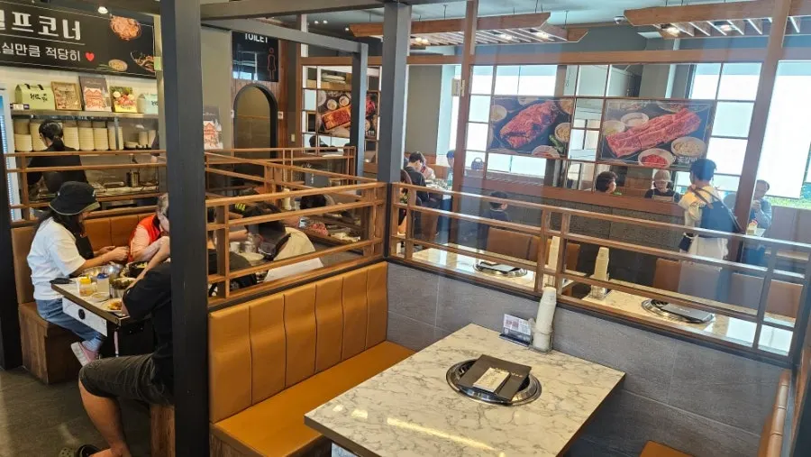 Spacious dining hall inside Jeongwon Galbi Paju Main Branch