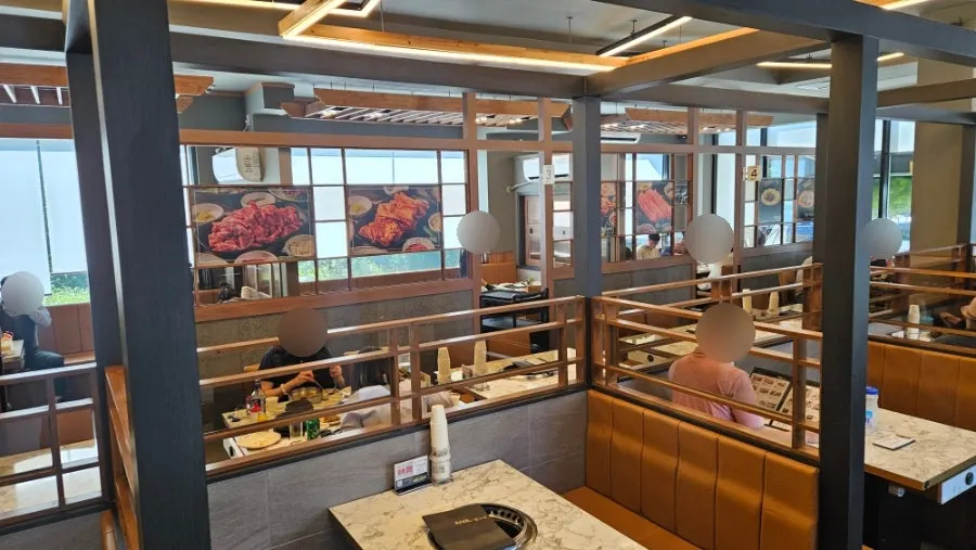 Tables and seating arrangement inside Jeongwon Galbi
