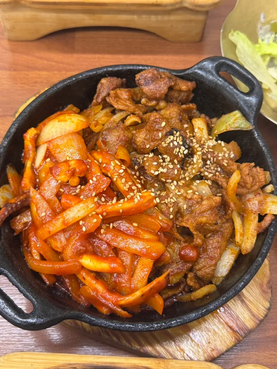 양파를 곁들인 제육볶음 사진