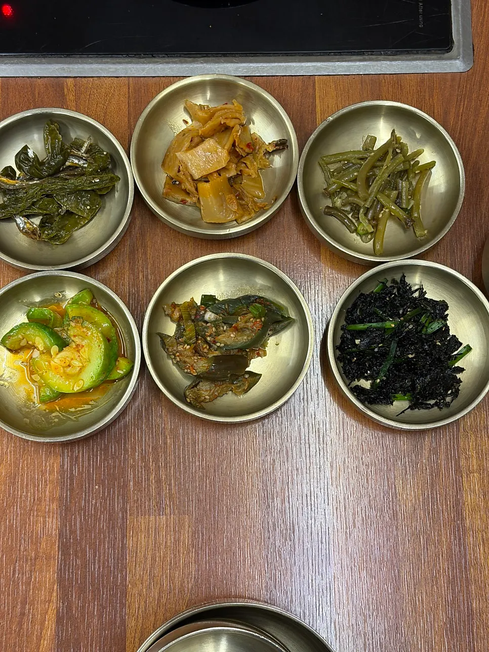 Seasoned vegetables and kimchi side dishes