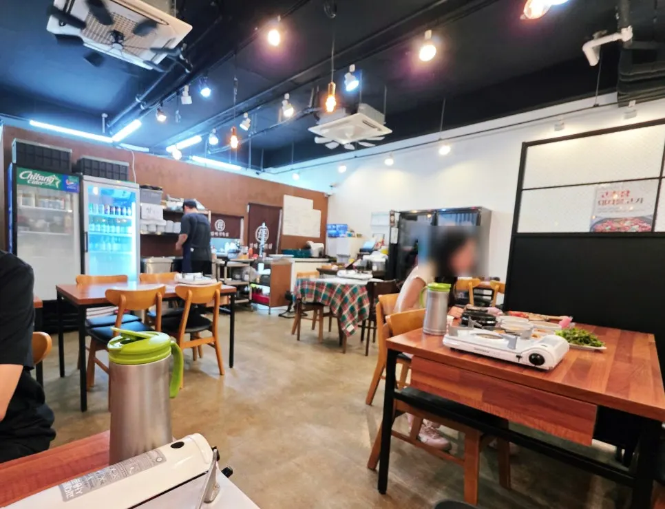 Spacious table seating at Eomma-ui Ttuksim