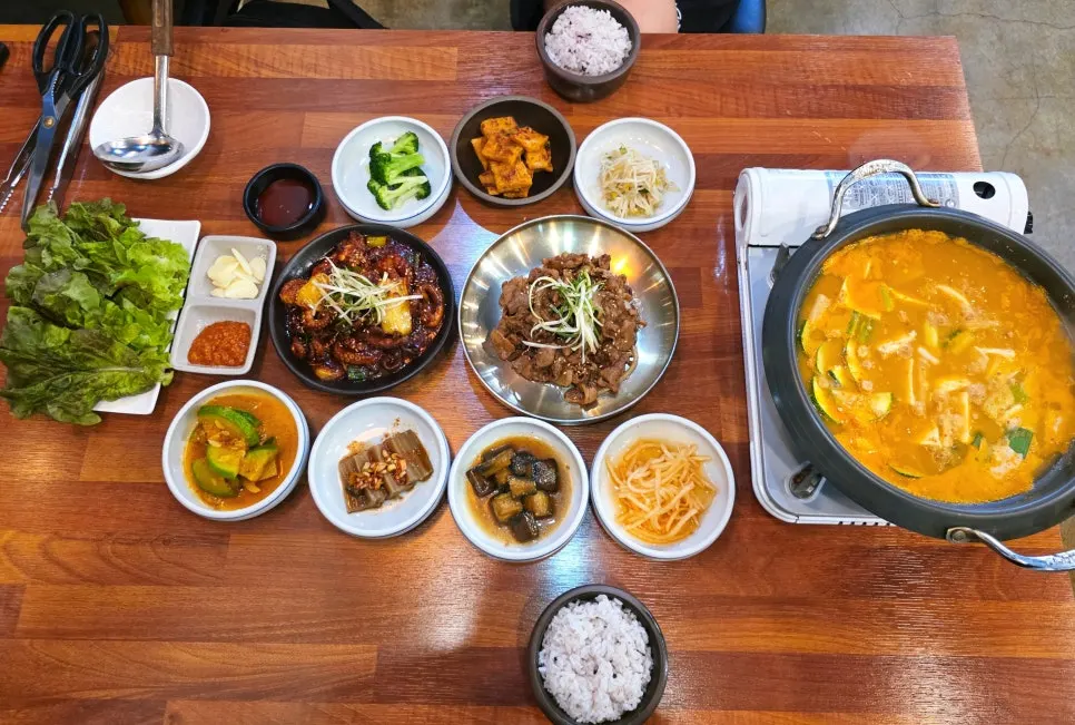Full hanjeongsik-style spread of the ttuksim jjukkumi set for two