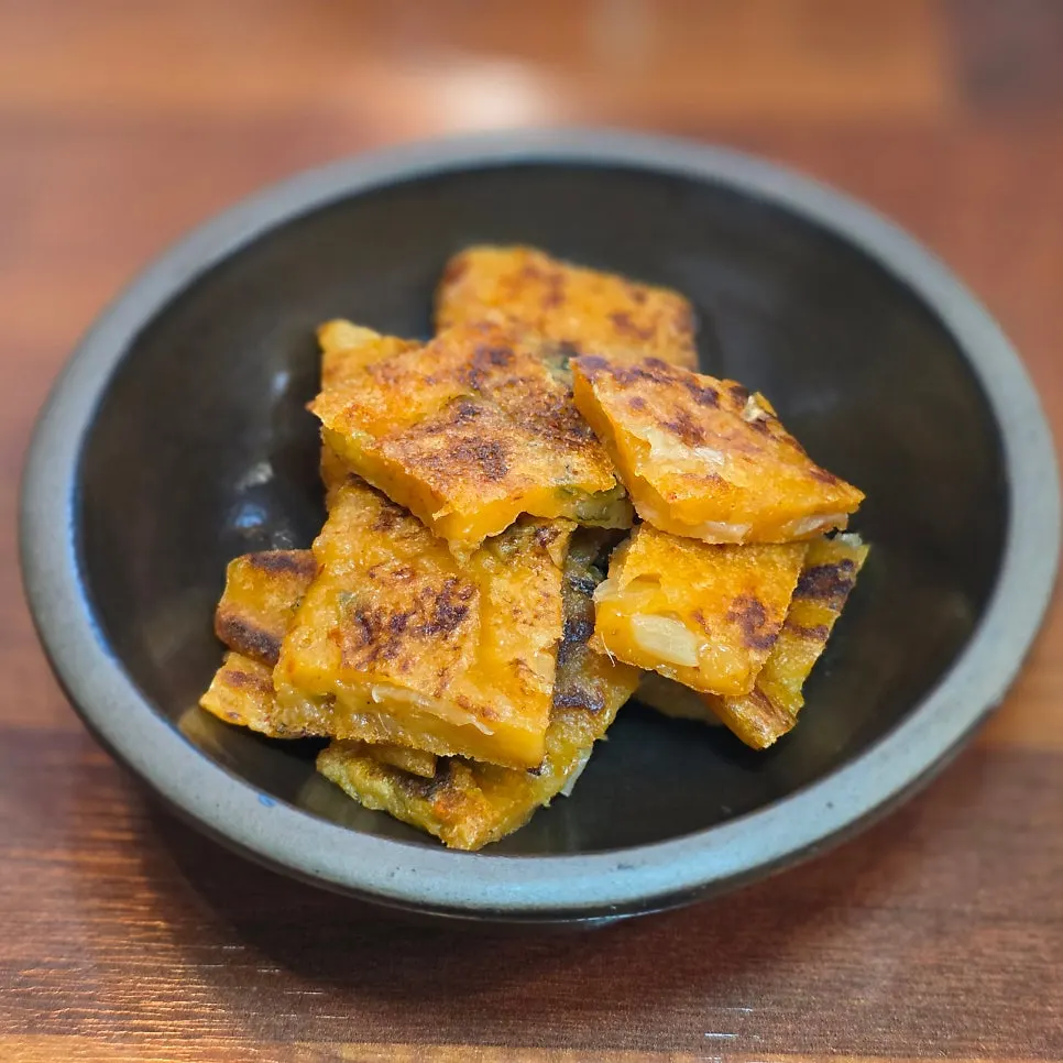 Side dish plate with broccoli and pajeon