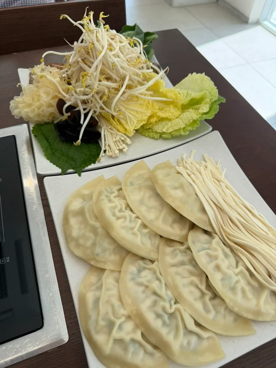 기본 반찬이 놓인 테이블