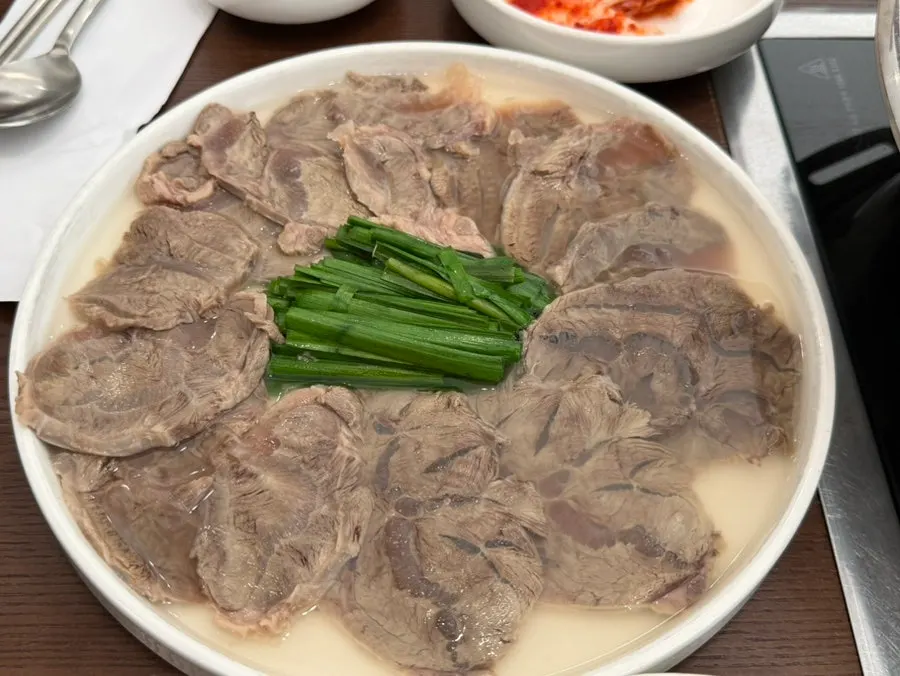 얇게 썬 아롱사태수육 반접시