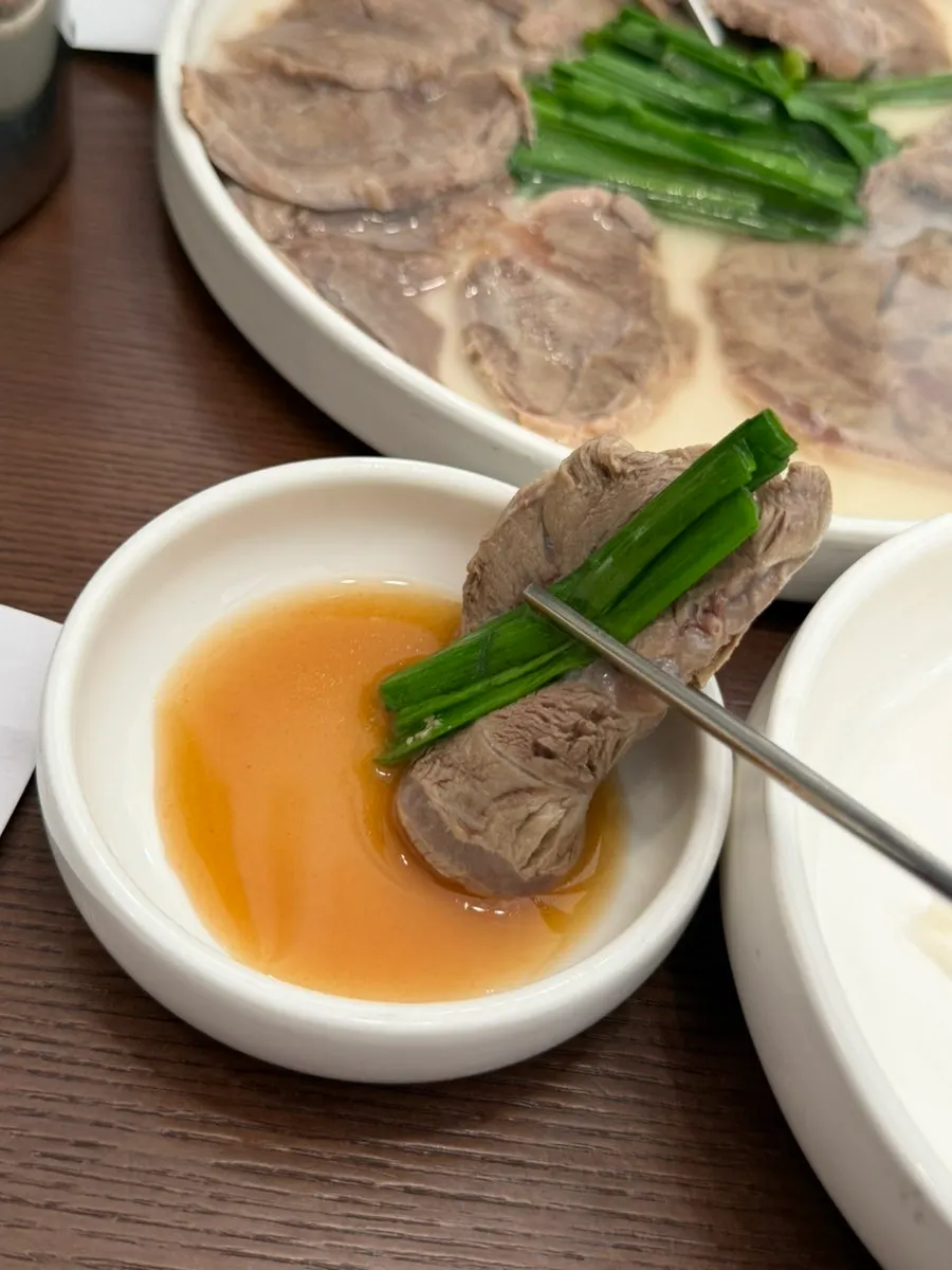 아롱사태수육과 함께 나온 부추, 소스
