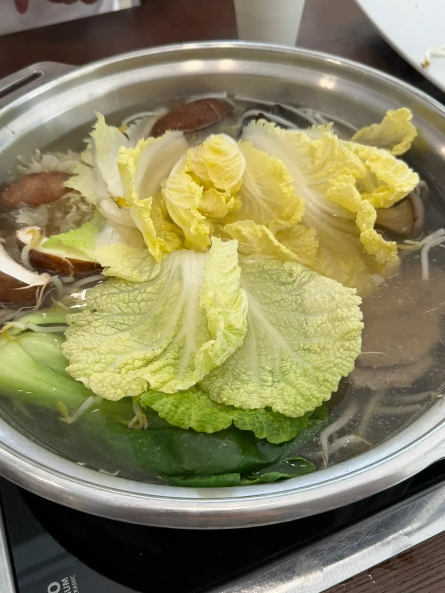 접시에 담아온 셀프 반찬