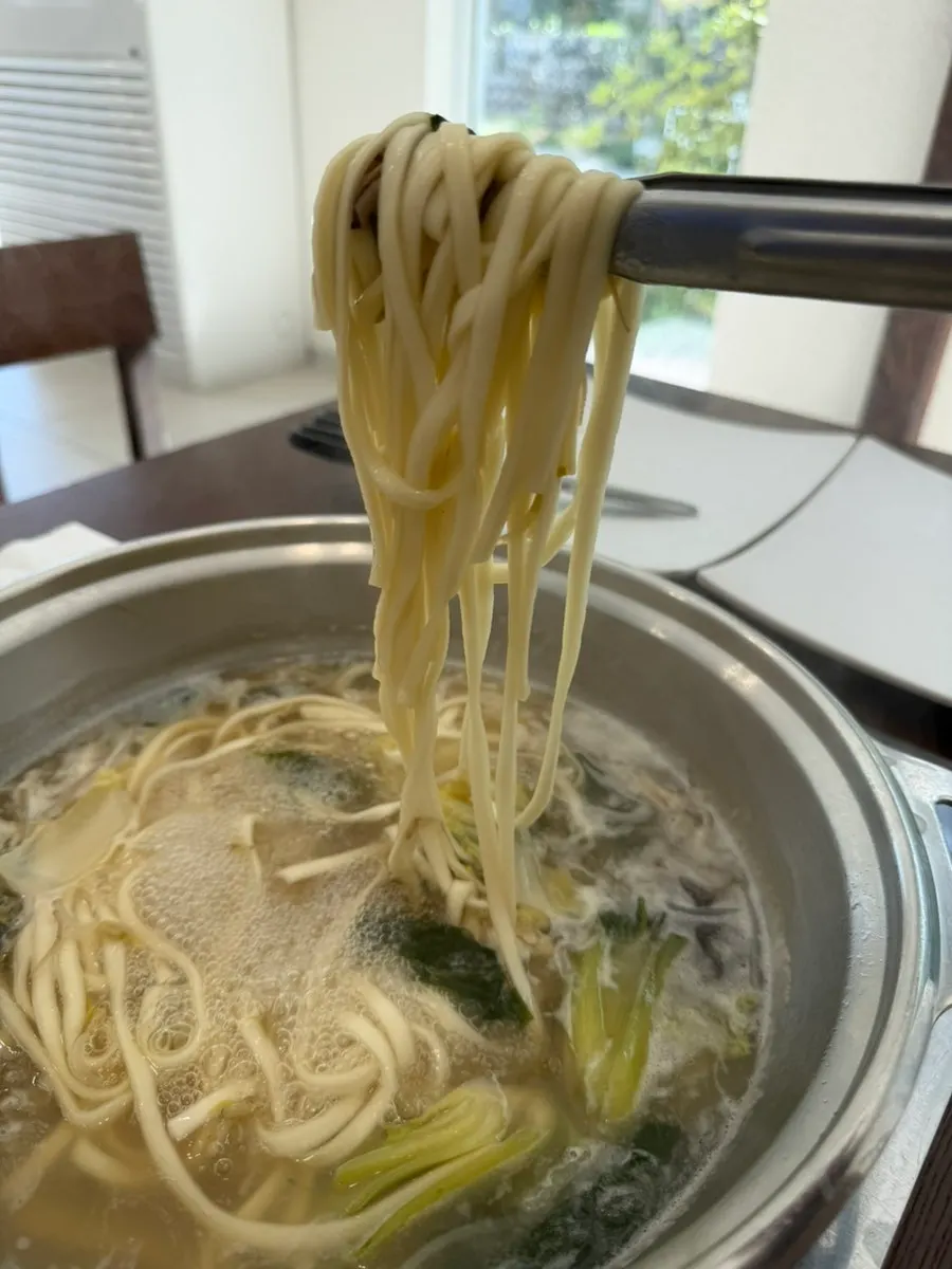 육수 머금은 평양만두 한 개