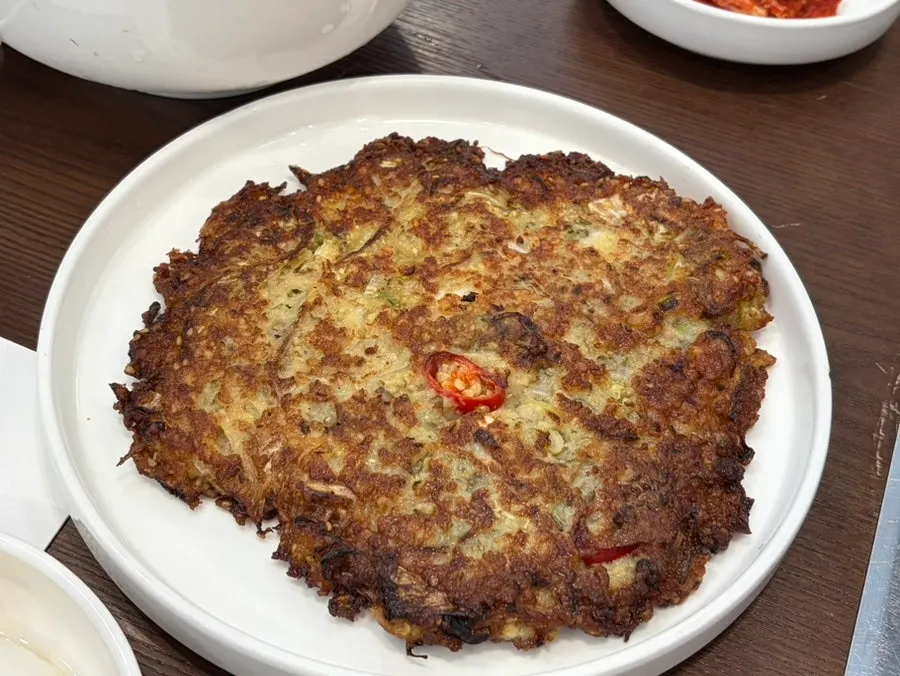 A freshly made, crispy plate of mung bean pancake